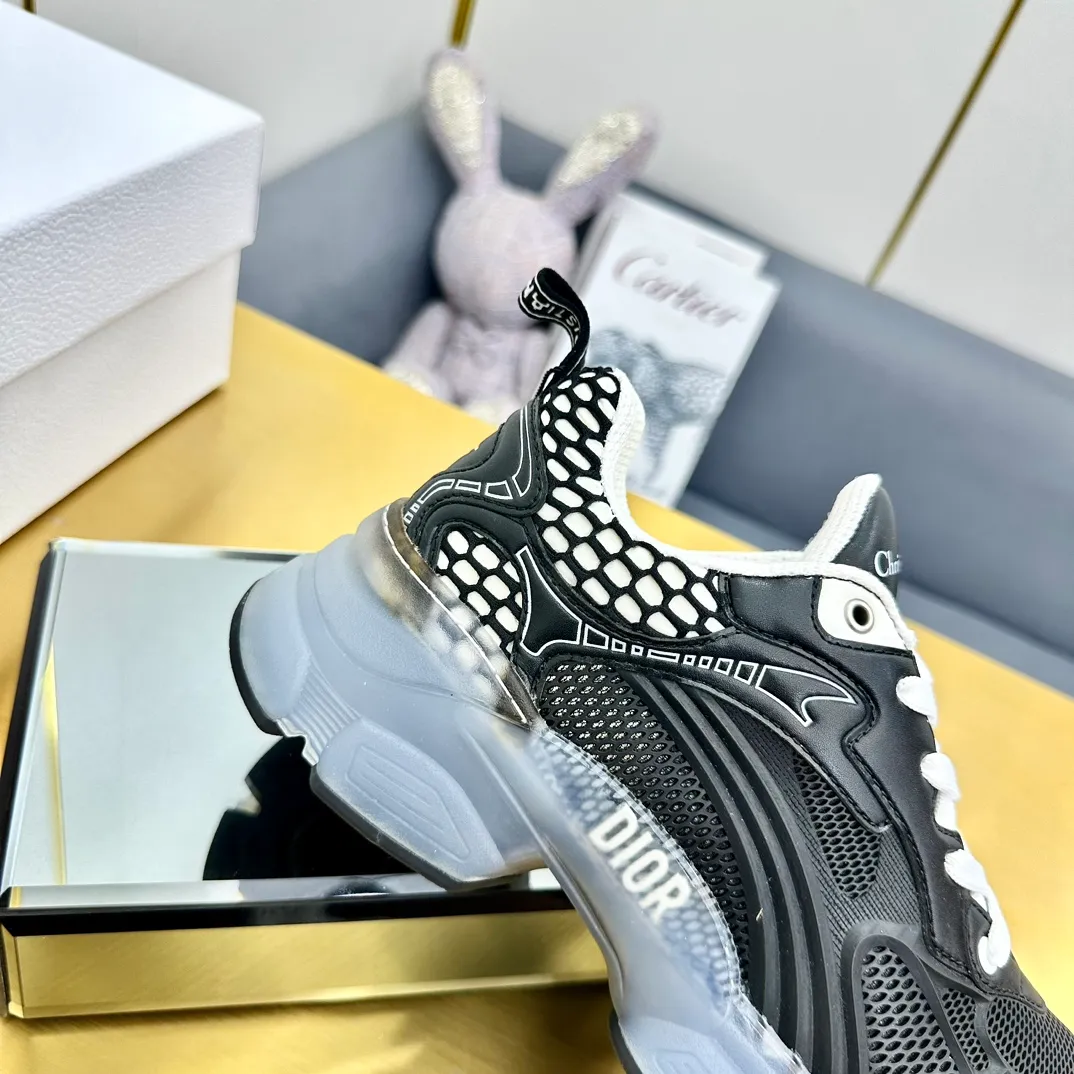 👟👟Ex-factory price 700👟👟 Top version 🌟🌟Dior 2024 spring and summer catwalk new style Vibe iconic fashion modern sports dad shoes CD letter logo Oblique printed pattern lace-up color-blocking thick-soled running shoes Stars' same jelly color casual women's shoes The top high-end version on the market Material: The upper is made of special technology with mesh fabric spliced with metal cowhide + environmentally friendly breathable fabric lining + original molded Tpu combination outsole. Bottom thickness: 4CM Size: 35-40 standard code (34.41 customization is not returnable)